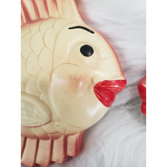 Vintage 1964 Miller Studio Chalkware Plaques 2-Pc. Pair Kissing Fish MCM Kitsch‎ - Picture 5 of 11